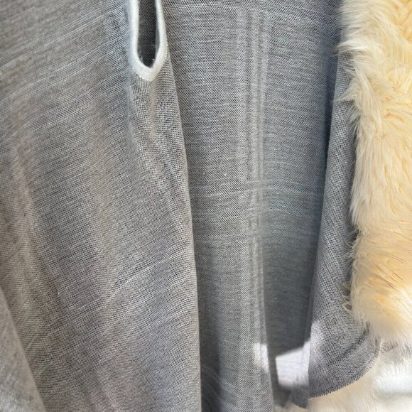 Cozy & Elegant Chic Plaid Faux Fur Trim Cape Shawl – Winter Fashion - Picture 8 of 9